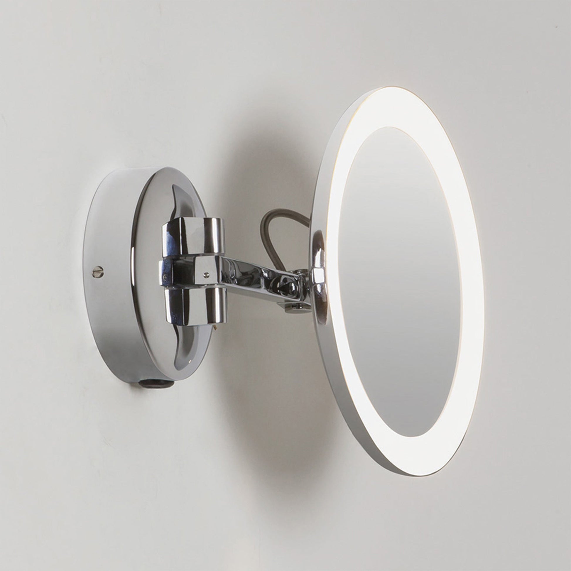 Mascali Round LED Magnifying Mirror in Detail.