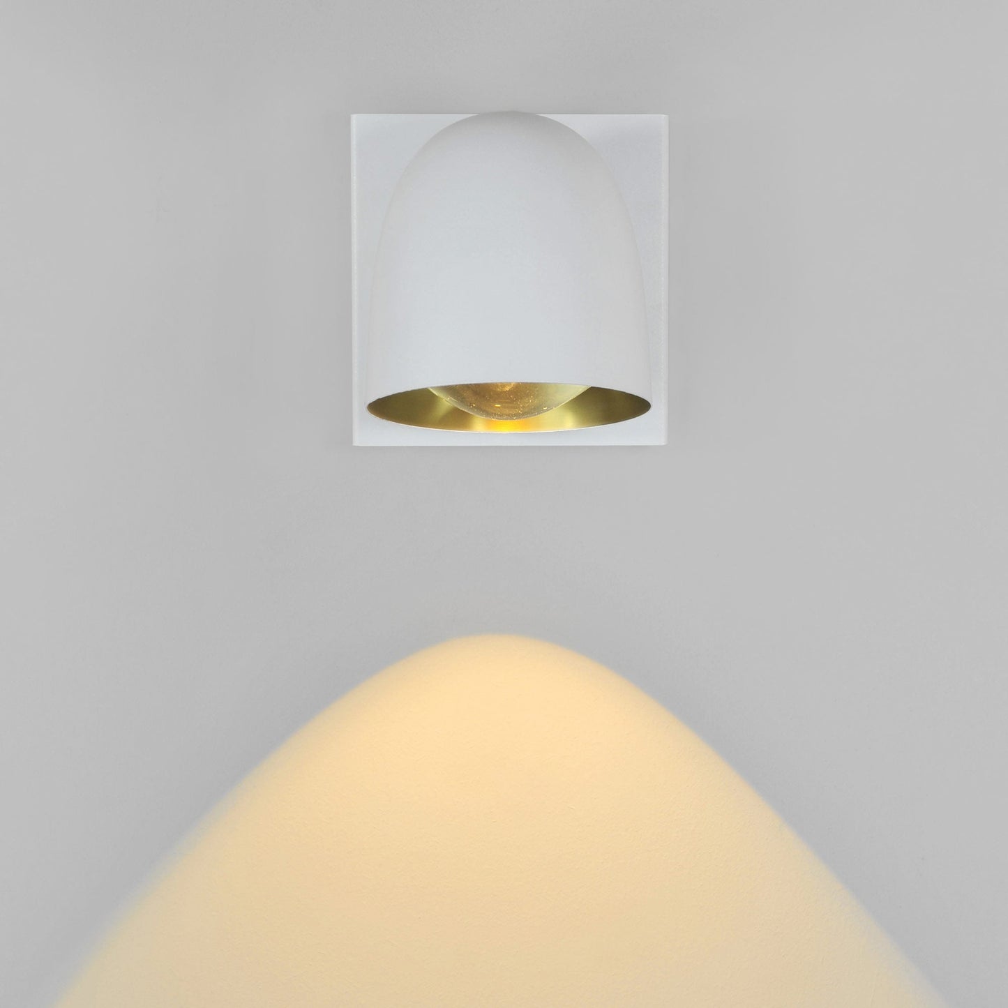 Speers W LED Wall Light in Detail.