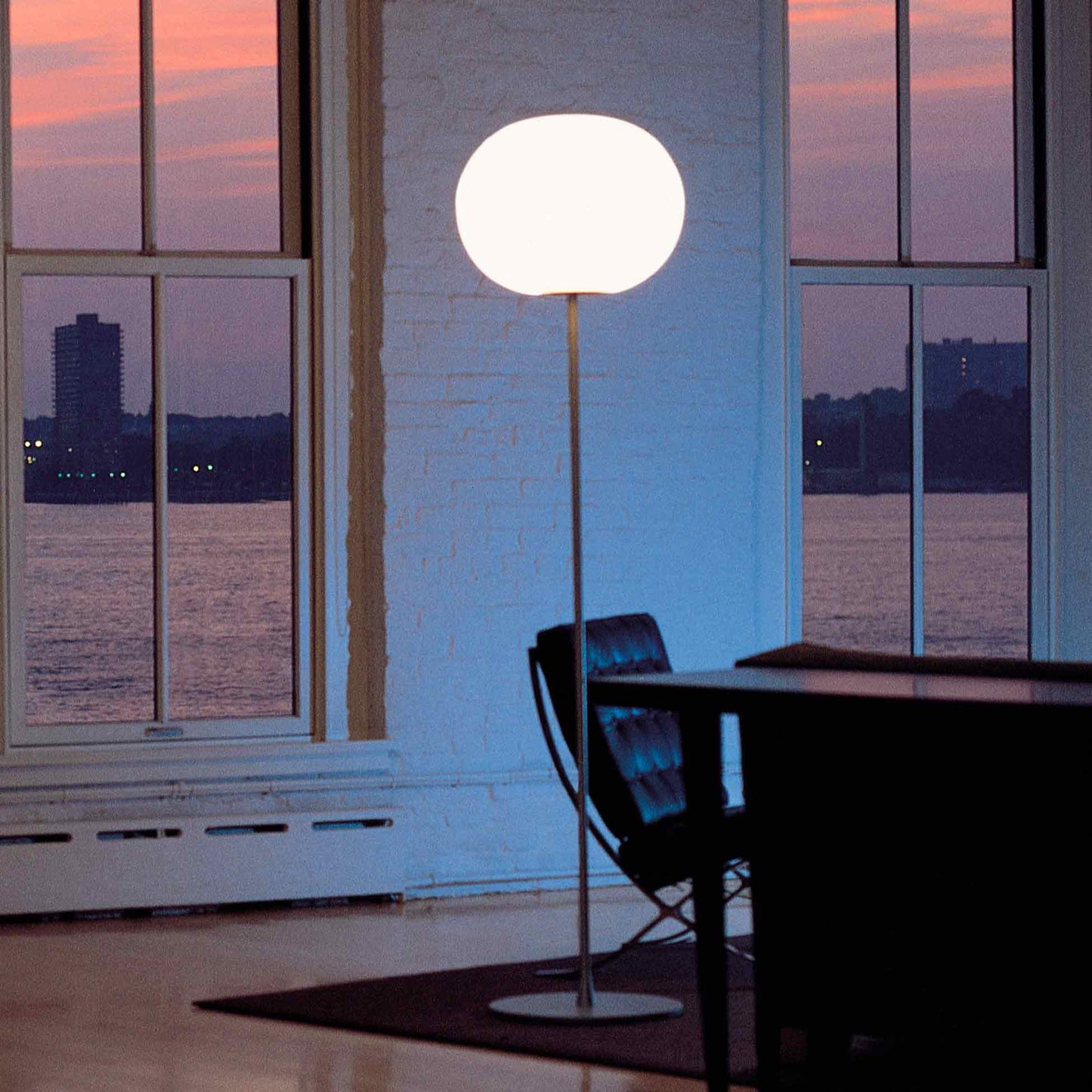 Glo-Ball F Floor Lamp In Use