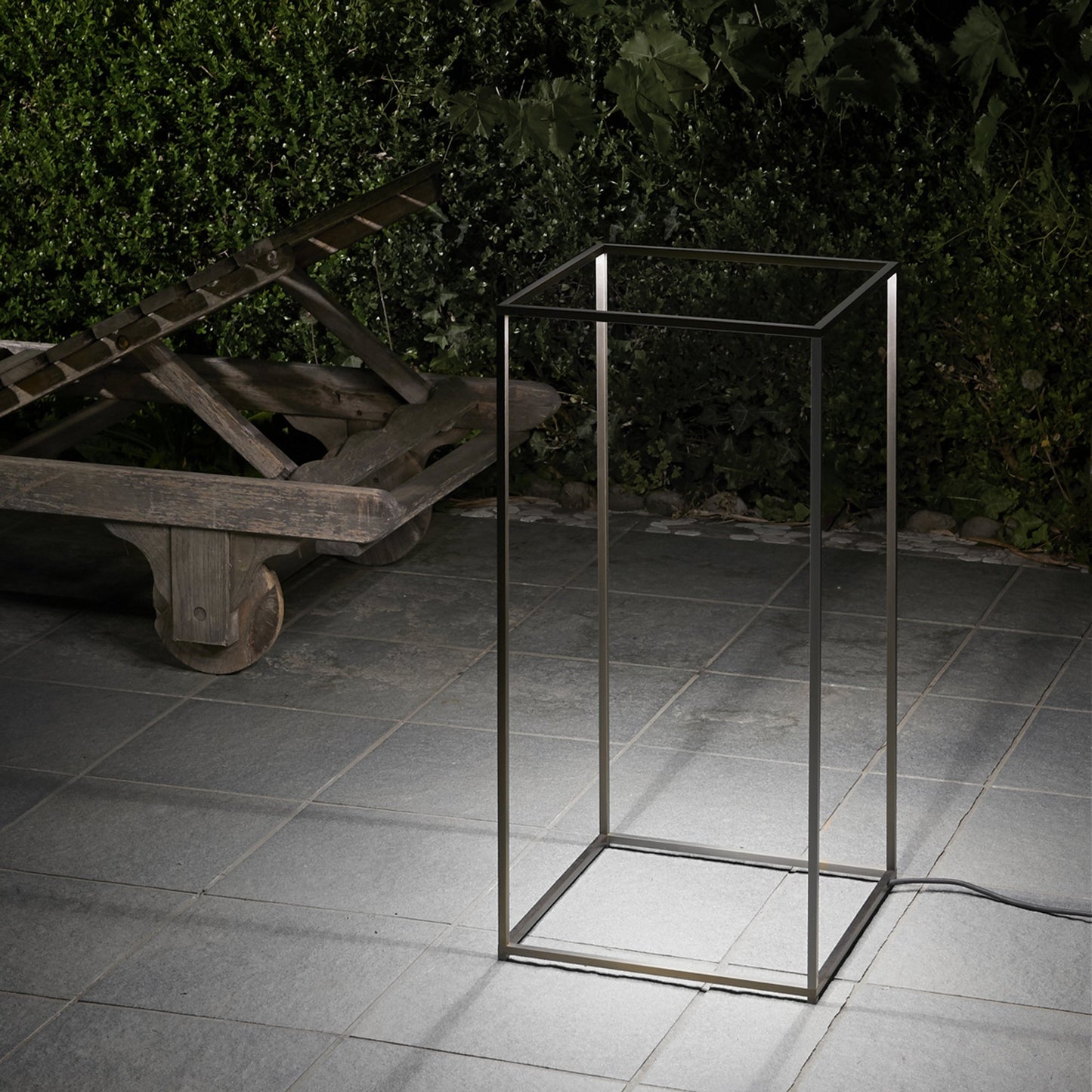 Ipnos Outdoor LED Floor Lamp Illuminated