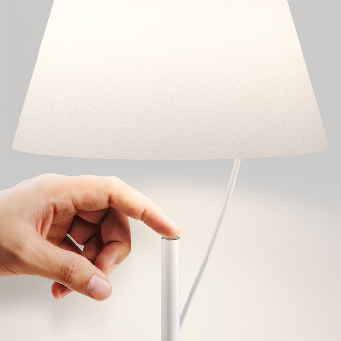 Hover Table Lamp in Detail.
