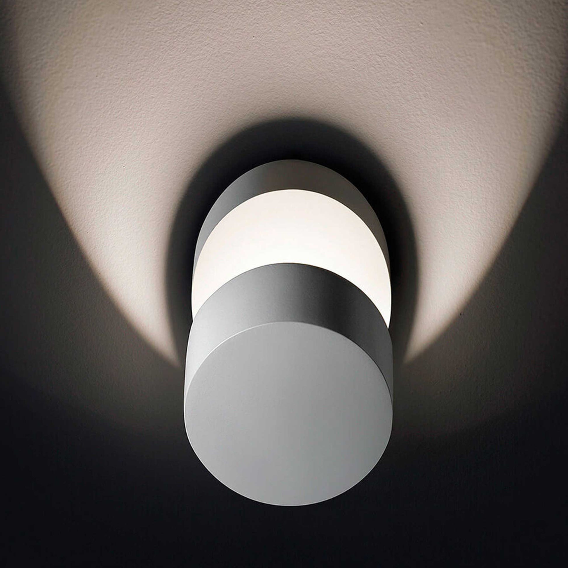 Pin-Up LED Ceiling / Wall Light in Detail.