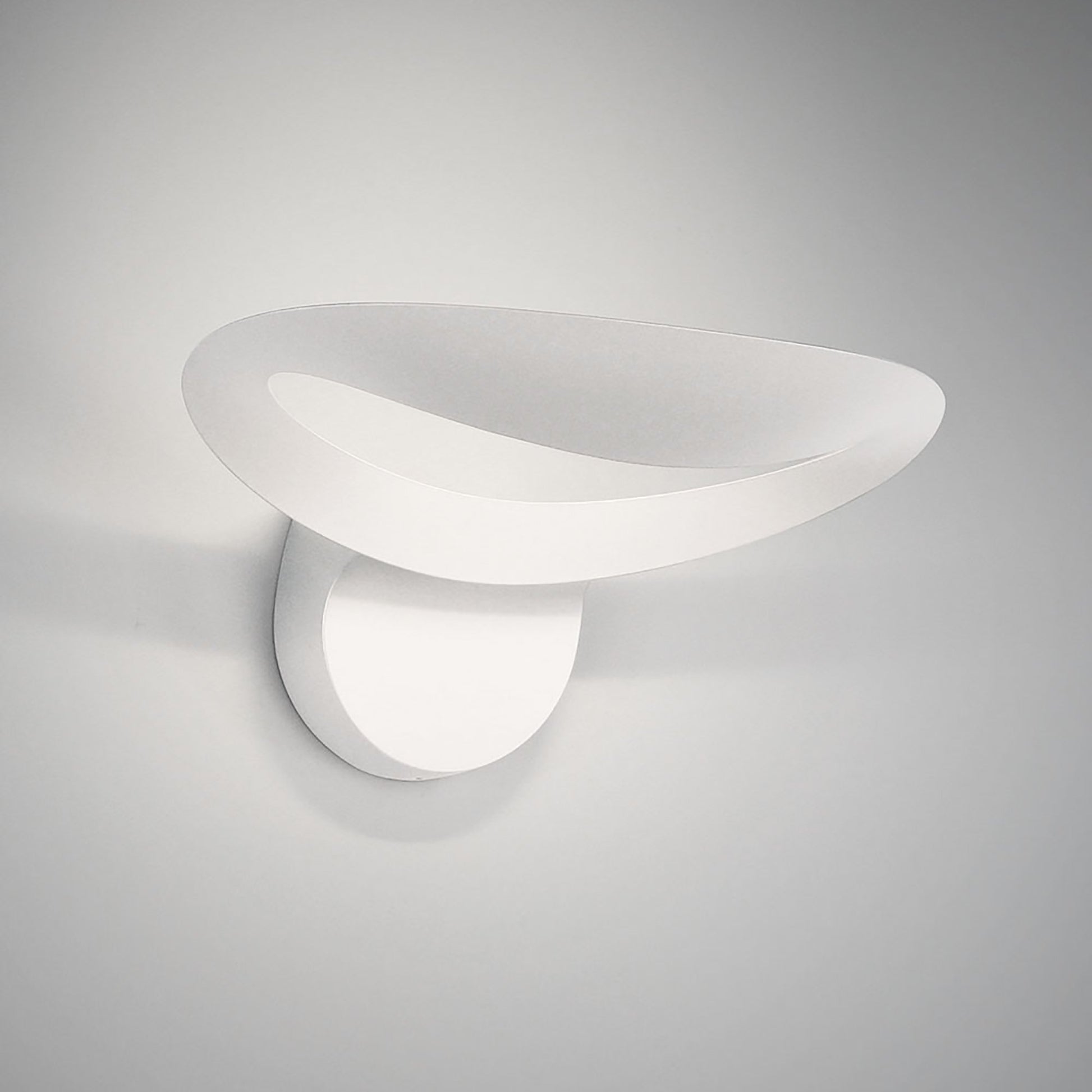 Mesmeri LED Wall Light in White (2700K).