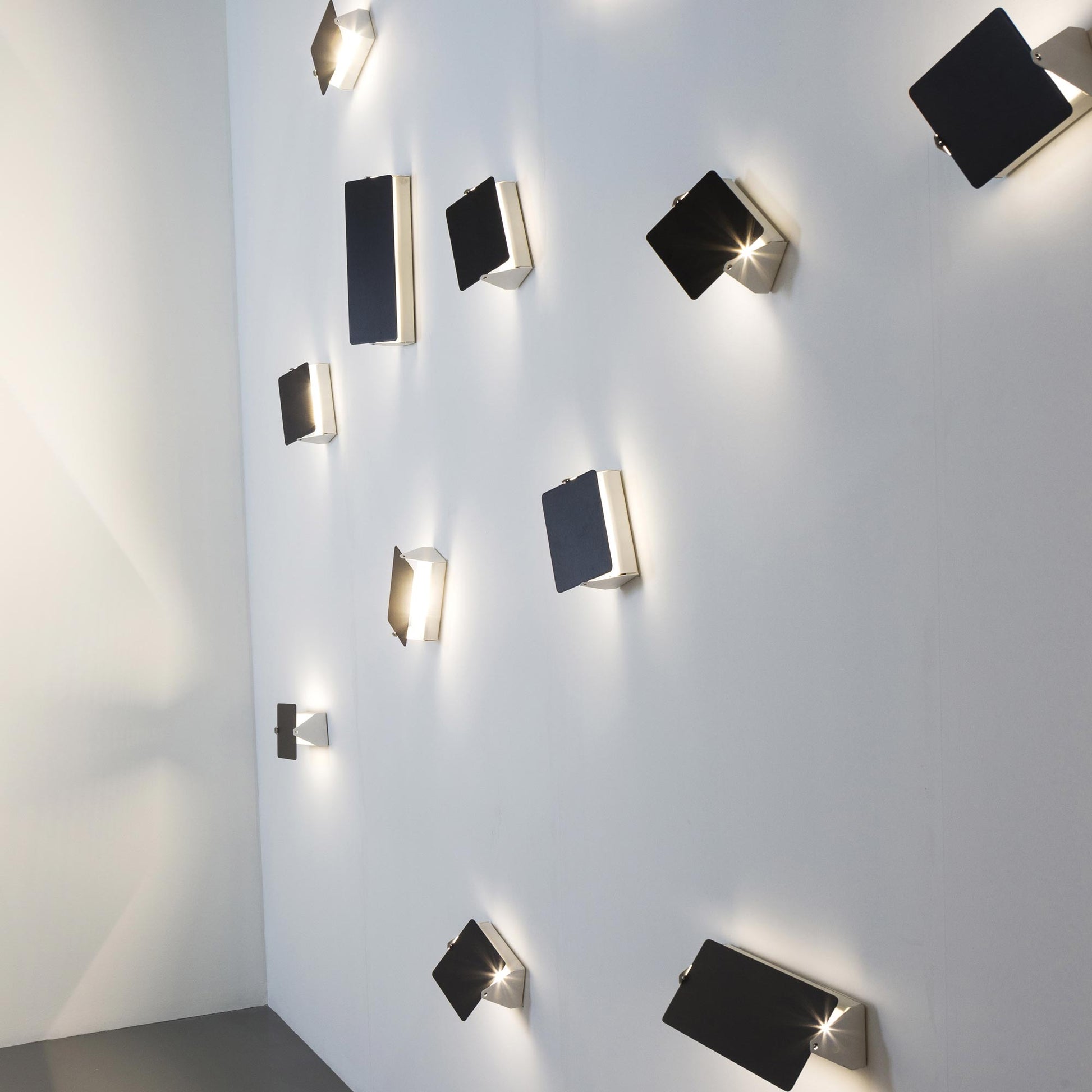 Applique A Volet Pivotant Double Wall Light in exhibition.