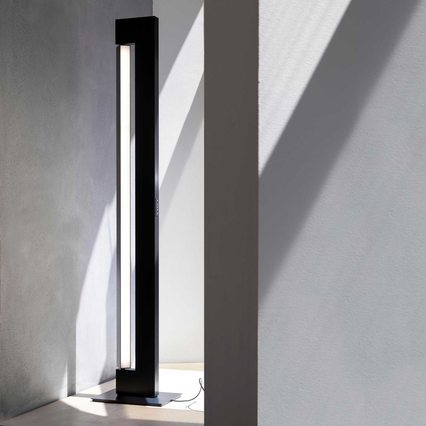 Ara LED Floor Lamp in Detail.