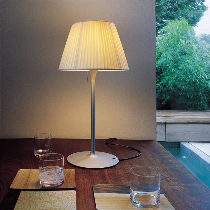 Romeo Soft T Table Lamp In Use