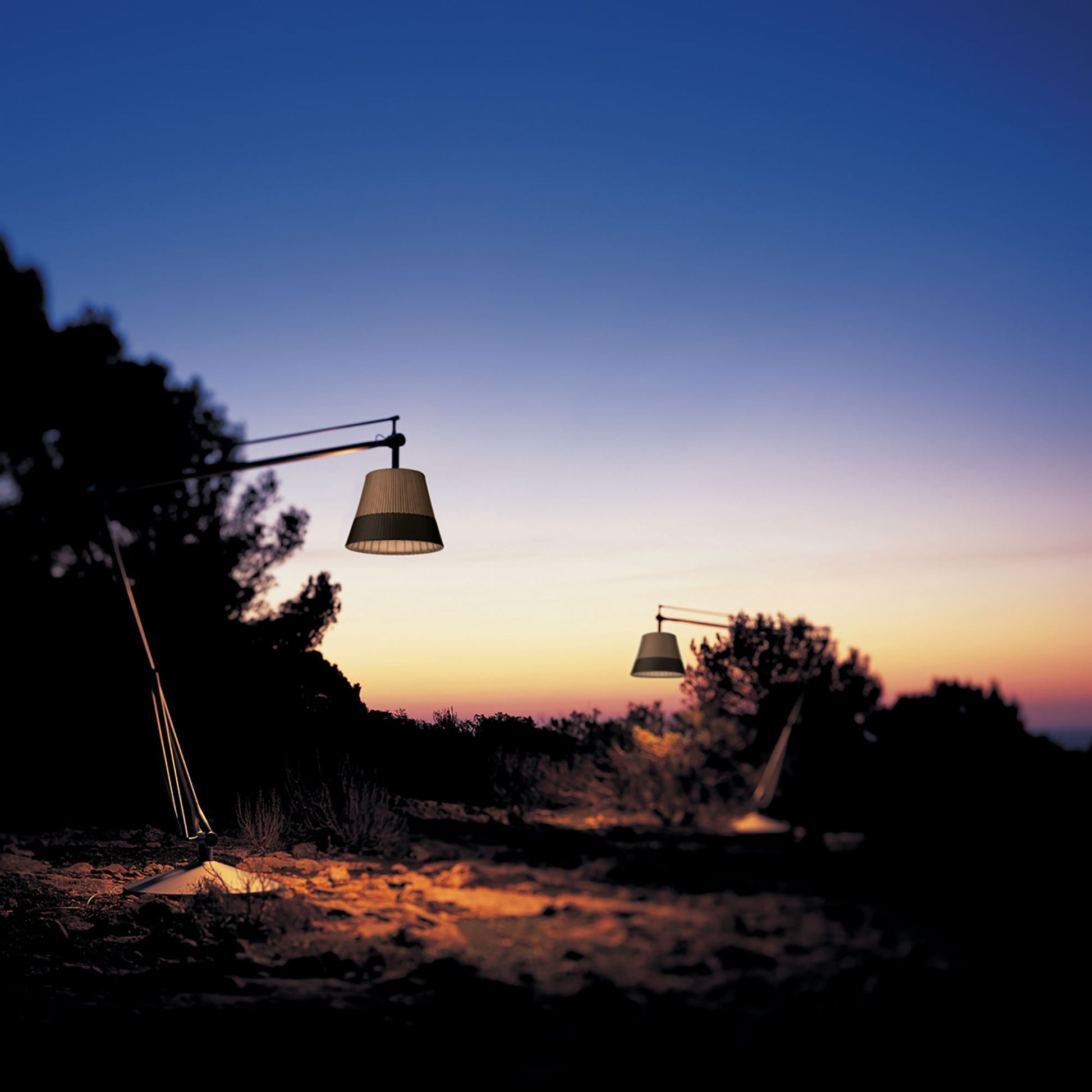 Superarchimoon Outdoor Floor Lamp In Use