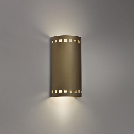 Basic Outdoor Wall Light in Detail.