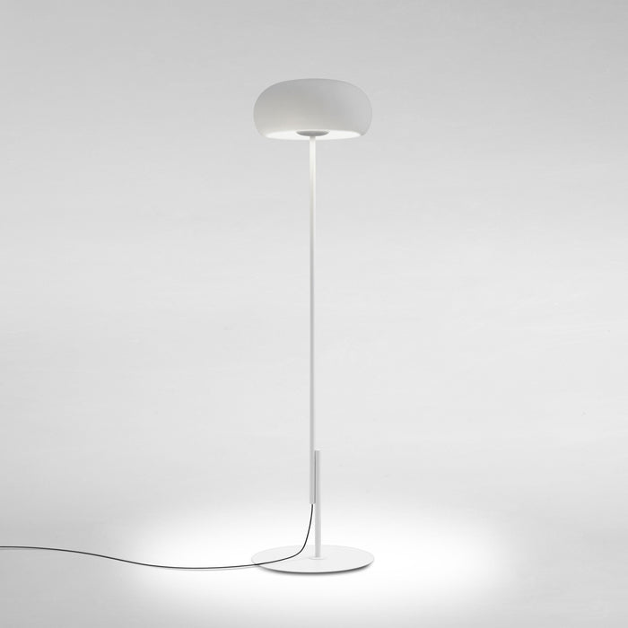Vetra P LED Floor Lamp in White.