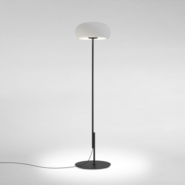 Vetra P LED Floor Lamp in Black.